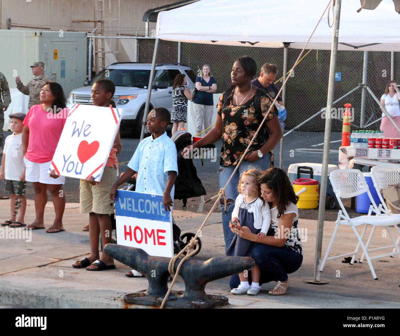 I membri della famiglia attendono con impazienza il ritorno dei loro cari con il trasporto 605th distacco, che hanno restituito alla base comune perla Harbor-Hickam sabato 8 ottobre dopo una distribuzione a sostegno dei percorsi di pacifico 16-3. Pacific Pathways 16-3 è la terza iterazione della U.S. Pacifico esercito di concetto per la distribuzione di U.S. Esercito abilitatori in Indo-Asia Area Pacifico di responsabilità nella protezione esistenti di esercizi di cooperazione e gli impegni legati insieme in una deliberata, sequenziato schema di funzionamento. (U.S. Foto dell'esercito da Staff Sgt. Michael Behlin) Foto Stock