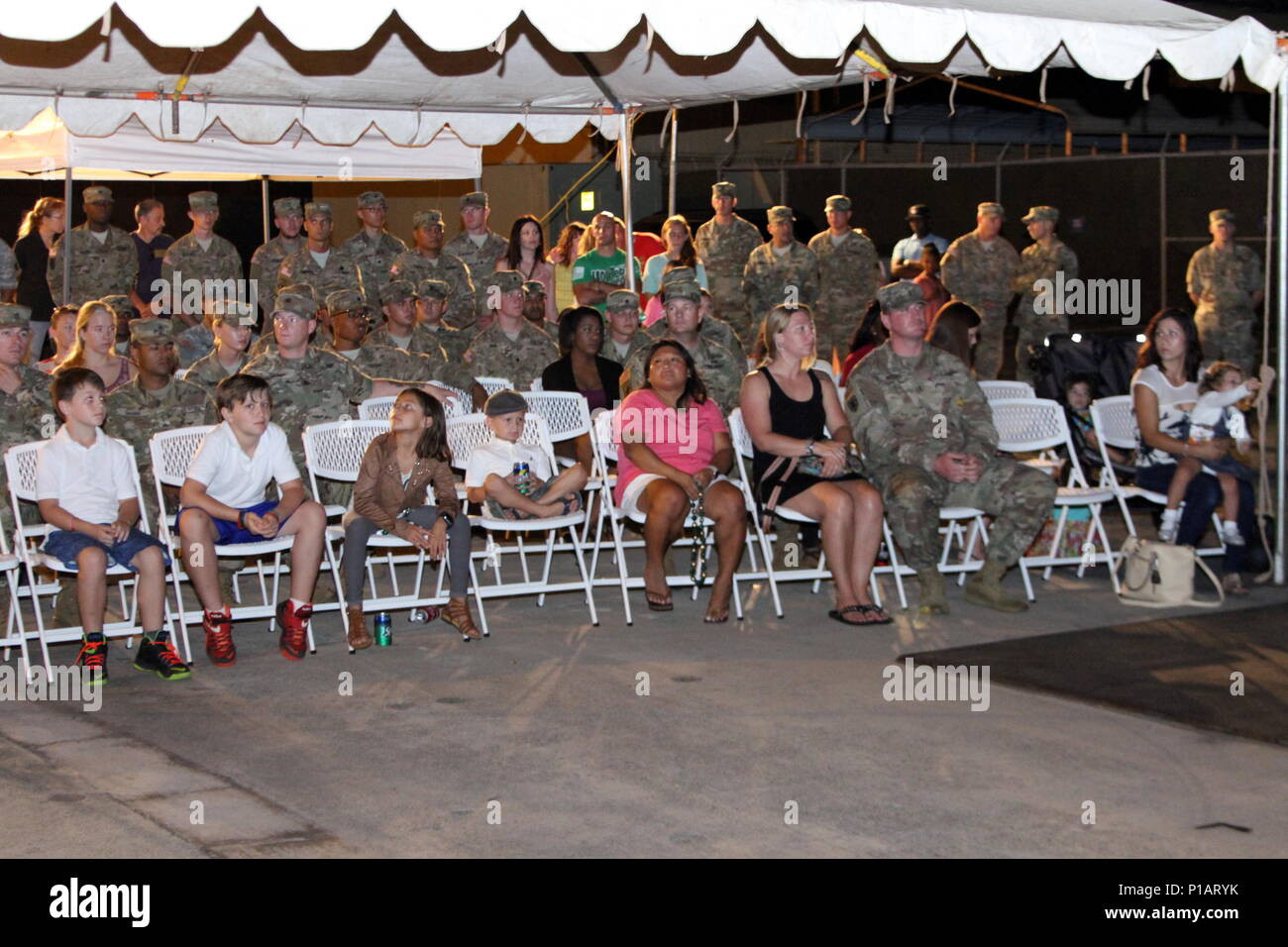 Amici e parenti e leadership di unità di trasporto 605th distacco, è venuto a salutare i soldati e le navi di sostegno logistico, il CW3 Harold A. Clinger durante una cerimonia a ottobre 8 in corrispondenza del giunto di base Harbor-Hickam perla. I soldati sono tornati da una distribuzione a sostegno dei percorsi di pacifico 16-3. Pacific Pathways 16-3 è la terza iterazione della U.S. Pacifico esercito di concetto per la distribuzione di U.S. Esercito abilitatori in Indo-Asia Area Pacifico di responsabilità nella protezione esistenti di esercizi di cooperazione e gli impegni legati insieme in una deliberata, sequenziato schema di funzionamento Foto Stock