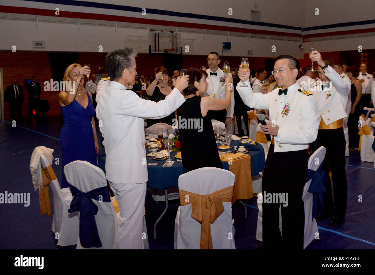 161008-N-XN177-168 Yokosuka, Giappone (8 ottobre 2016) Capt. Jeffrey Kim, Commander, le attività della flotta Yokosuka (CFAY) solleva il suo vetro durante il cerimoniale di toast al Marina giorno celebra a sfera della Marina 241st compleanno al Purdy Centro Fitness su le attività della flotta (FLEACT) Yokosuka. CFAY fornisce, mantiene e gestisce servizi di base e servizi a sostegno degli Stati Uniti 7 della flotta di inoltro distribuito le forze navali, 83 comandi tenant e 24.000 militari e civili. (U.S. Navy foto di Sottufficiali di prima classe Pietro Burghart/rilasciato) Foto Stock