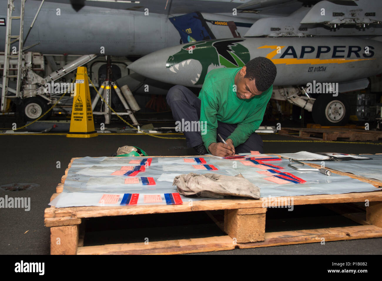 161011-N-CZ759-003 GOLFO ARABICO (ott. 11, 2016) Petty Officer di 2a classe di Michael Wilson, da San Diego, etichette sacchetti hardware nella baia di hangar della portaerei USS Dwight D. Eisenhower CVN (69) (IKE). Ike e la sua portante Strike gruppo vengono distribuiti a supporto di funzionamento inerenti risolvere, le operazioni di sicurezza marittima e di teatro la cooperazione in materia di sicurezza gli sforzi negli Stati Uniti Quinta Flotta area di operazioni. (U.S. Navy foto di Sottufficiali di terza classe Theodore Quintana) Foto Stock