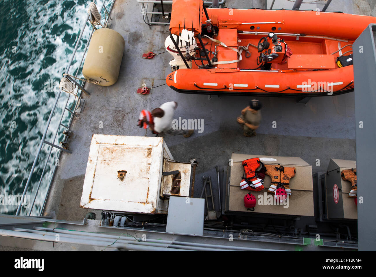 I soldati della 411 Trasporto eseguire il distacco di rispondere ad un trapano a bordo della MG Charles P. lordo di vela nel Golfo Arabico, 3 ottobre 2016. L'esercito mariners pratica esercitazioni di armi e abilità di tiro quando ordinariamente non è su una missione negli Stati Uniti di supporto Esercito logistica Centrale nel Medio Oriente. (Logistica nave di sostegno-5), (U.S. Esercito foto di Sgt. Brandon Hubbard, USARCENT Affari pubblici) Foto Stock