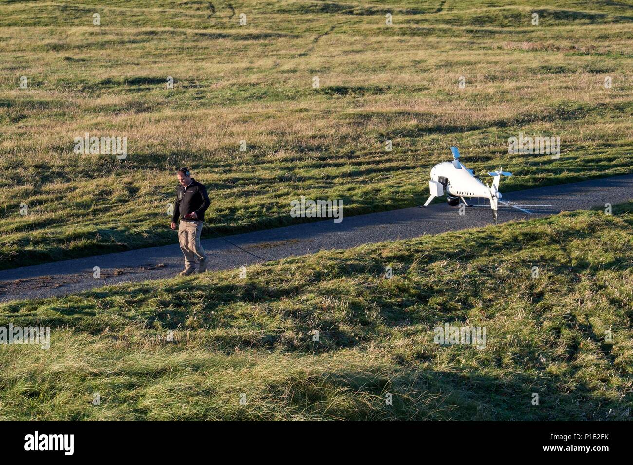 161012-N-JE250-010 BENBECULA, Regno Unito (ott. 12, 2016), pilota Christoph Gruber si allontana da un S-100 CamCopter drone mentre il team all'interno di avvio di rotori a Benbecula Rangehead. Più di 40 partecipanti internazionali da altre marine, industria, università e laboratori di ricerca sono in Scozia di conduzione del primo-mai guerriero senza equipaggio, di ricerca e di esercizio progettata per testare e dimostrare la più recente di autonoma tecnologie navali e contemporaneamente il rafforzamento di interoperabilità internazionale. Il guerriero senza equipaggio è parte del giunto del Guerriero, un semian Foto Stock