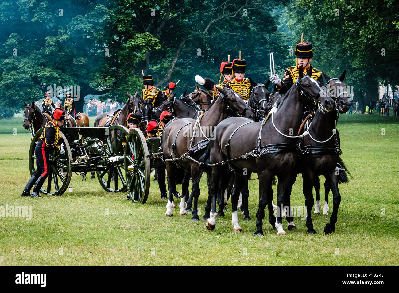 Il re di truppa cavallo Royal Artillery eseguire una pistola 41 Salute nel parco verde per contrassegnare il sessantacinquesimo anniversario del Queens incoronazione sabato 2 giugno 2018 in Green Park, Londra. Nella foto: Il re di truppa di fuoco la salute utilizzando sei prima guerra mondiale-Ser 13-pounder cannoni. I cavalli galoppo torna a raccogliere le armi per tornare alla caserma. Foto di Julie Edwards. Foto Stock