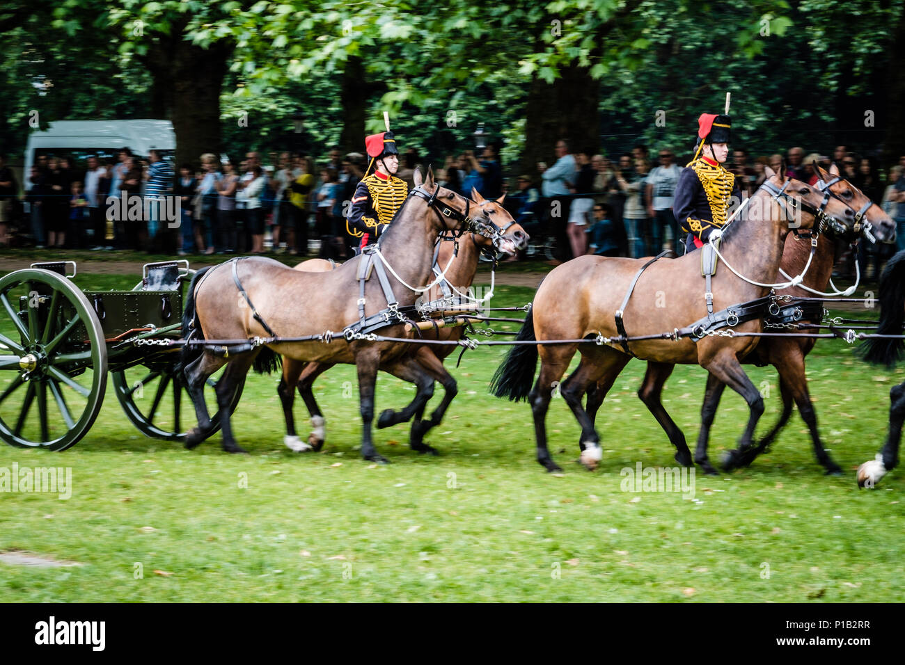 Il re di truppa cavallo Royal Artillery eseguire una pistola 41 Salute nel parco verde per contrassegnare il sessantacinquesimo anniversario del Queens incoronazione sabato 2 giugno 2018 in Green Park, Londra. Nella foto: Il re di truppa di fuoco la salute utilizzando sei prima guerra mondiale-Ser 13-pounder cannoni. I cavalli galoppo torna a raccogliere le armi per tornare alla caserma. Foto di Julie Edwards. Foto Stock