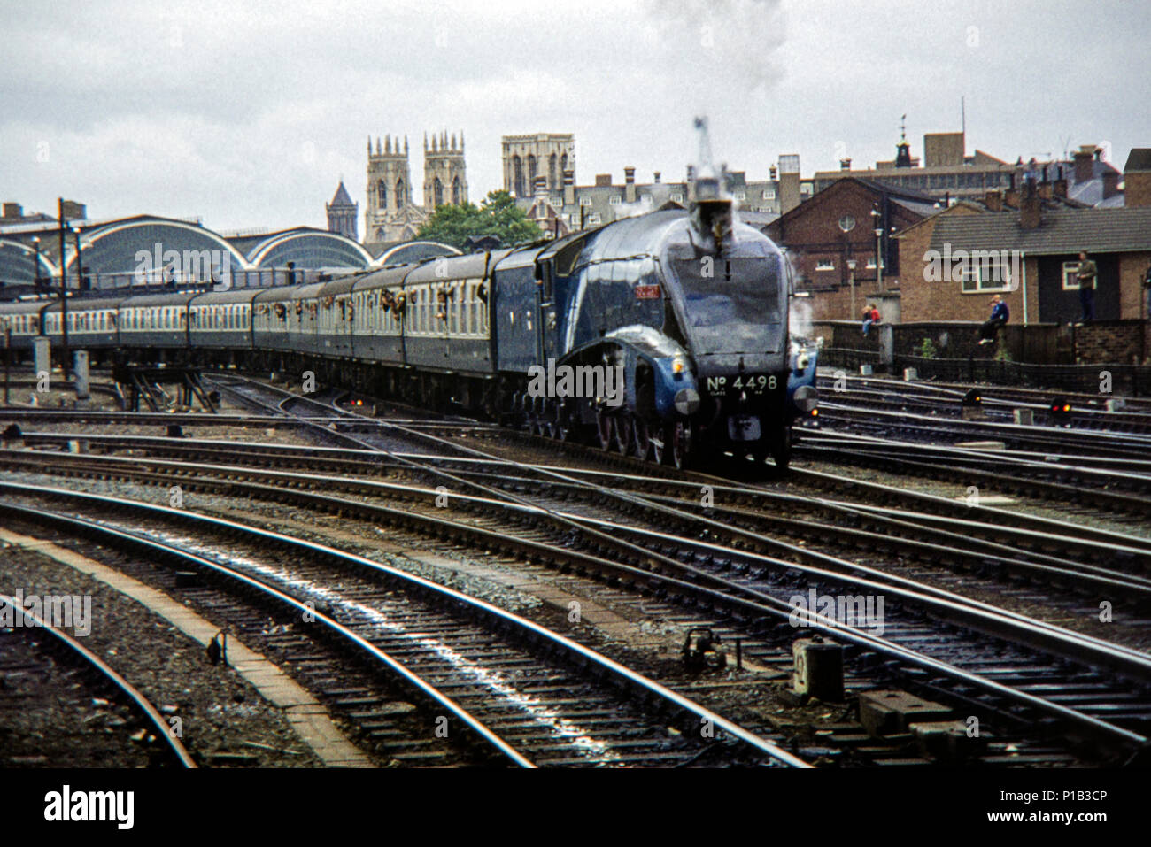 Sir Nigel Gresley 4498 a York negli anni ottanta si prega di notare che a causa dell'età dell'immagine ci potrebbero essere delle imperfezioni che mostra. Foto Stock