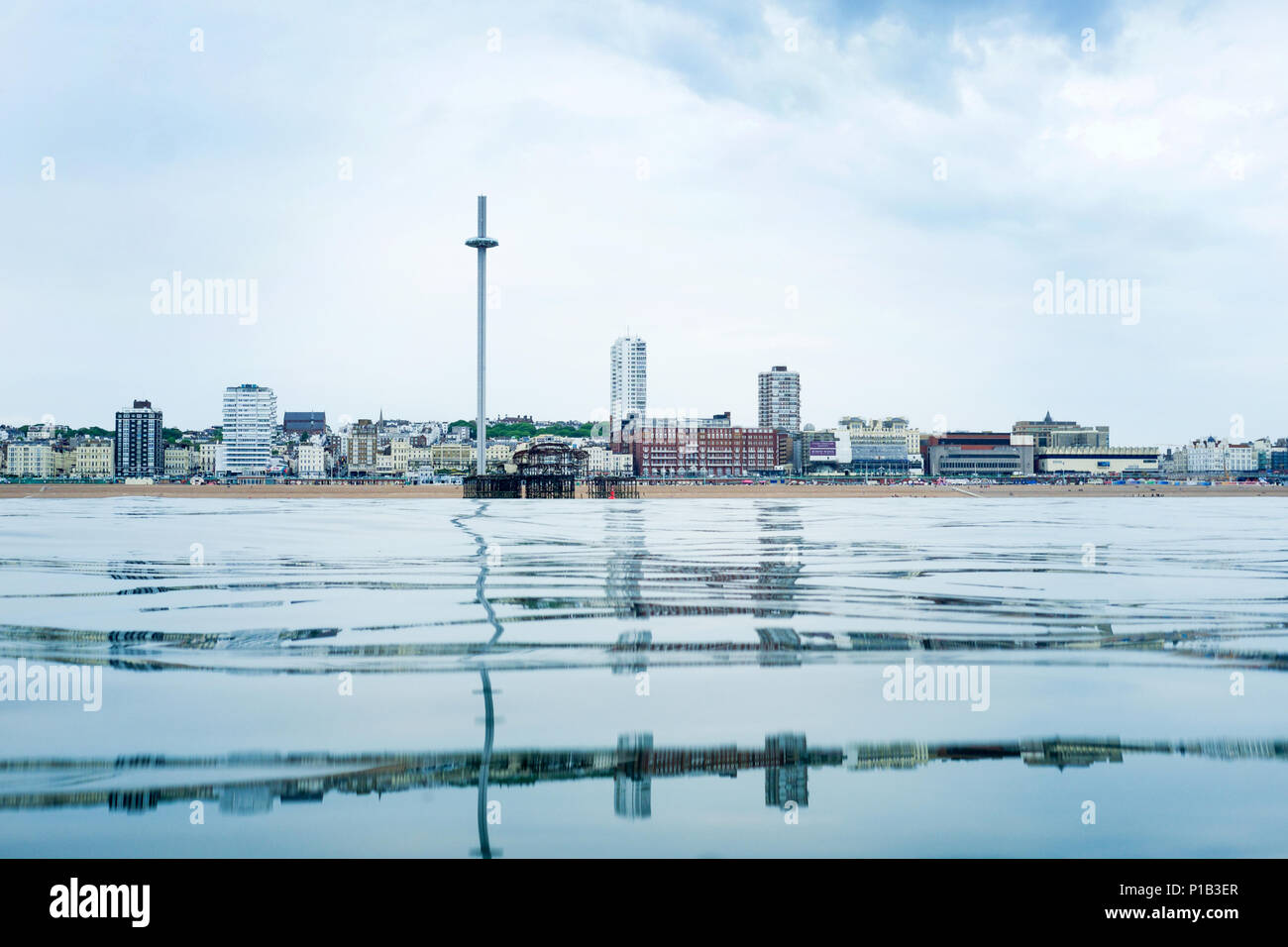 Brighton Seafront punto di vista dal mare, in fondo è una calma vetro come mare piatto di mezzo è lo skyline di Brighton, Regno Unito, con l'I360 vie Foto Stock