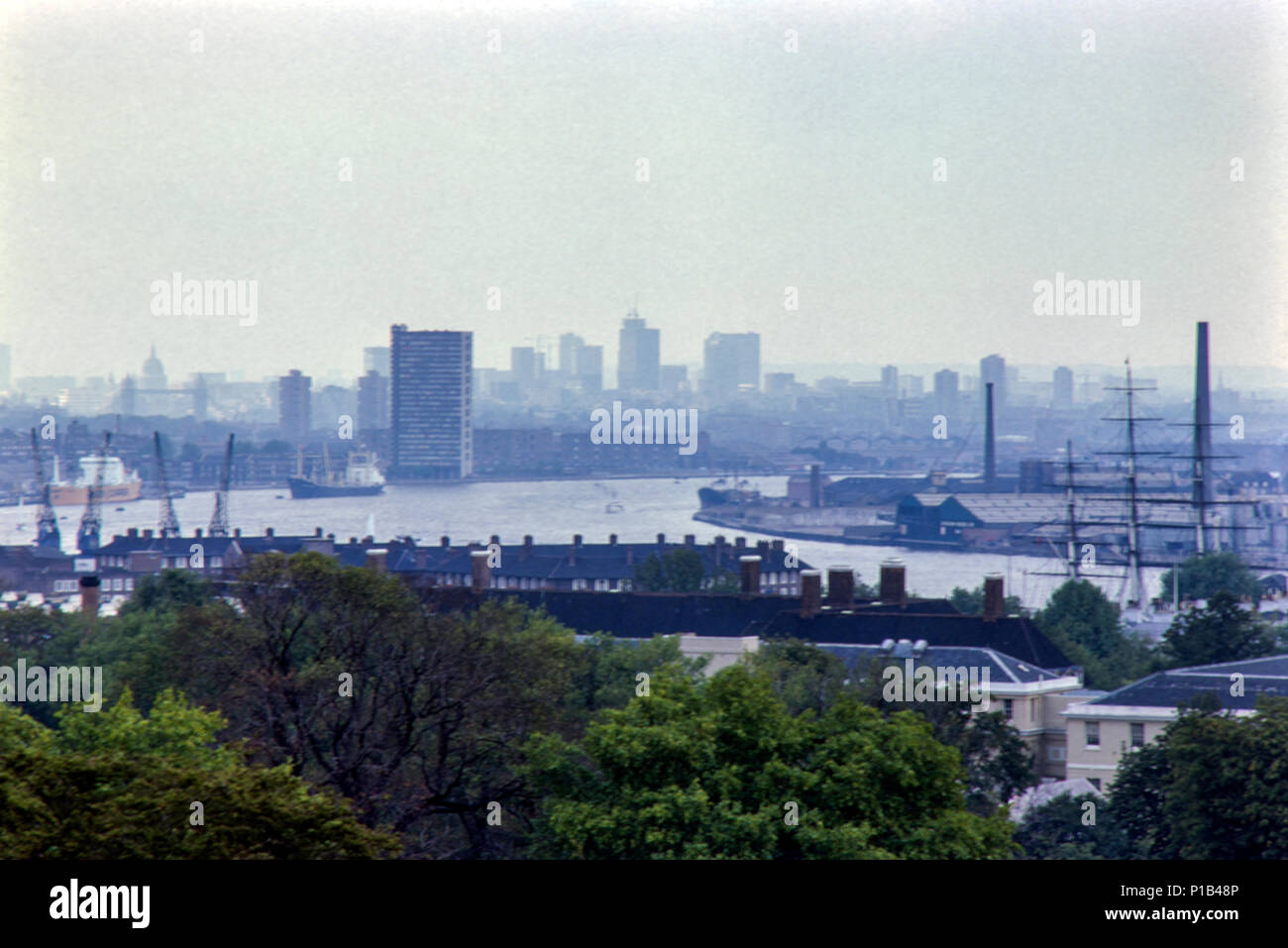 La sempre mutevole paesaggio di Londra, immagine presa presso il molo di novembre 1976 Foto Stock