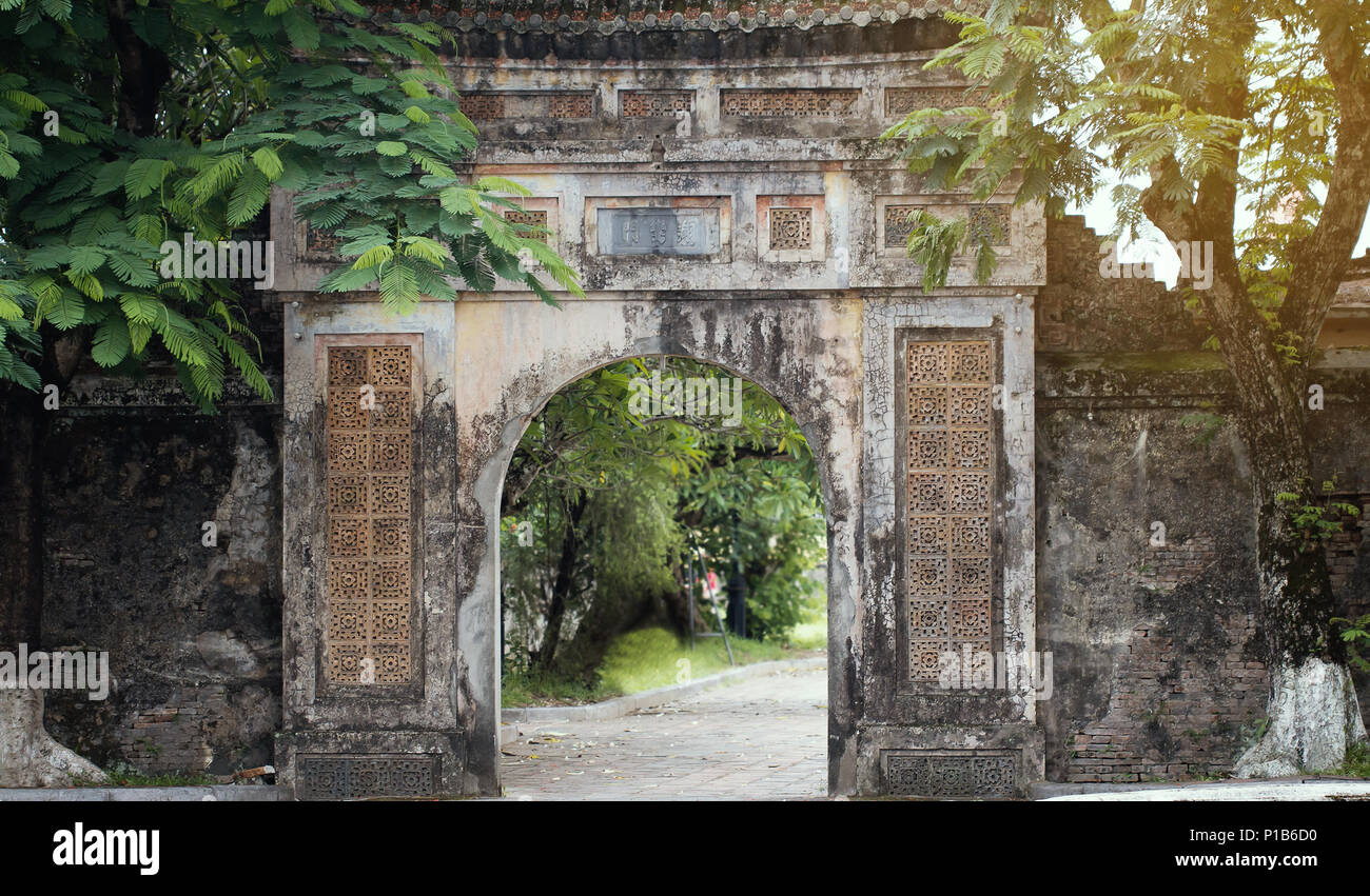 Antica porta ad arco in Vietnam Foto Stock