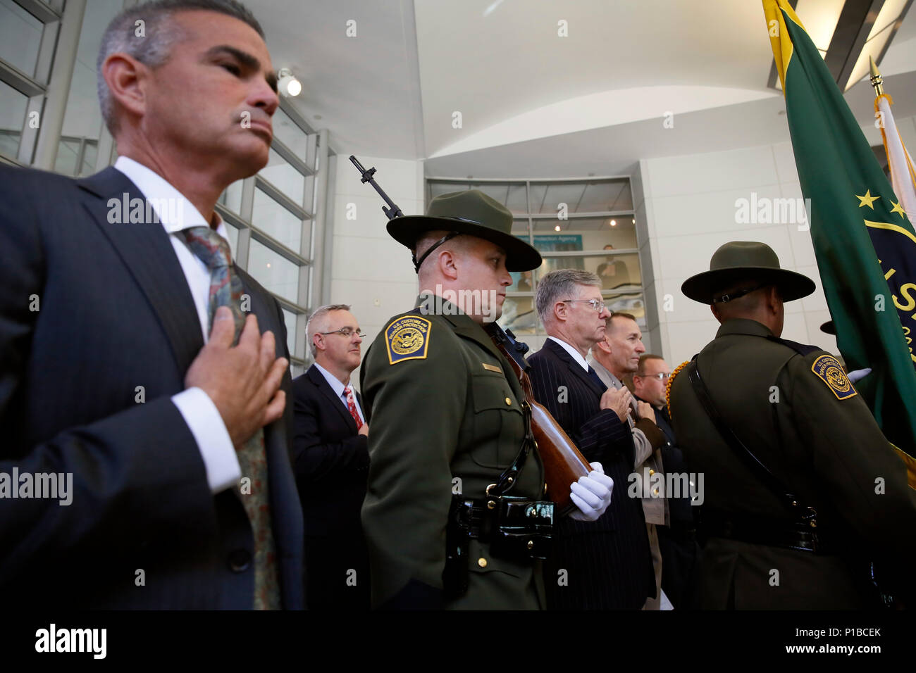 I membri dell'U.S. Pattuglia di guardia a colori entra nella hall poco prima di U.S. Delle dogane e della protezione delle frontiere commissario R. Gil Kerlikowske giura in appena nominato Capo di U.S. Pattuglia di Confine Mark Morgan nel corso di una cerimonia presso il Ronald Reagan Building a Washington D.C., 11 ottobre 2016. Il CBP Foto di Glenn Fawcett Foto Stock