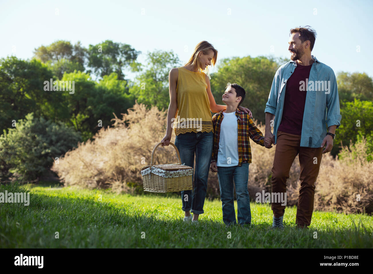 Allegro famiglia avente una passeggiata nel parco Foto Stock