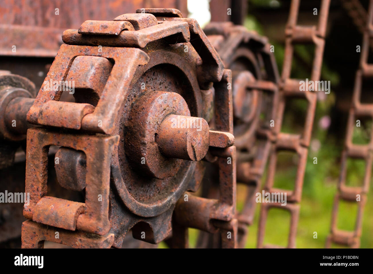 Catena arrugginita link. Parte di un vecchio motore a vapore per il taglio di torba. Utilizzato tra Ottocento e Novecento nei Paesi Bassi. Foto Stock