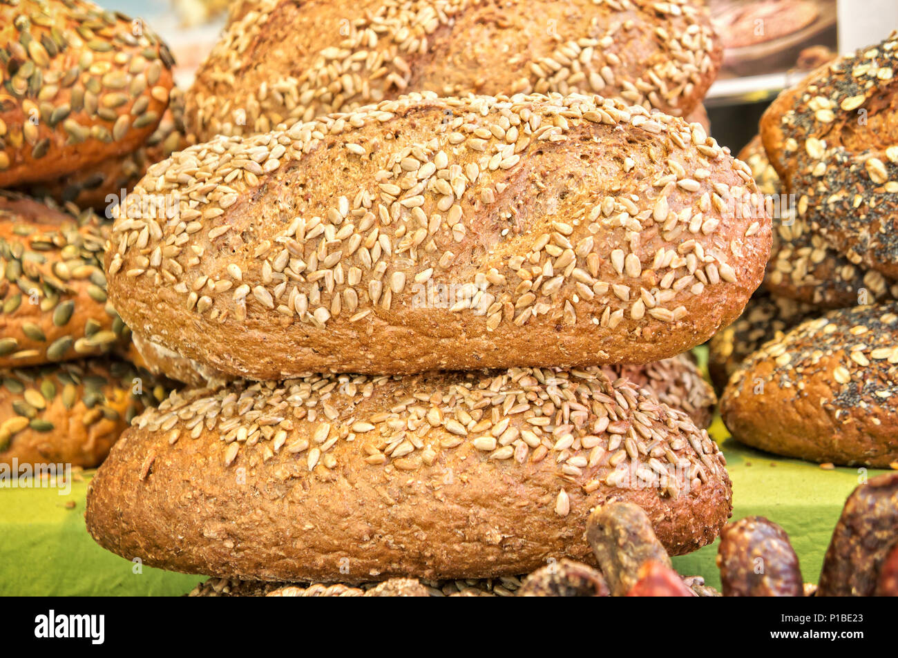 Pane biologico con semi di girasole Foto Stock