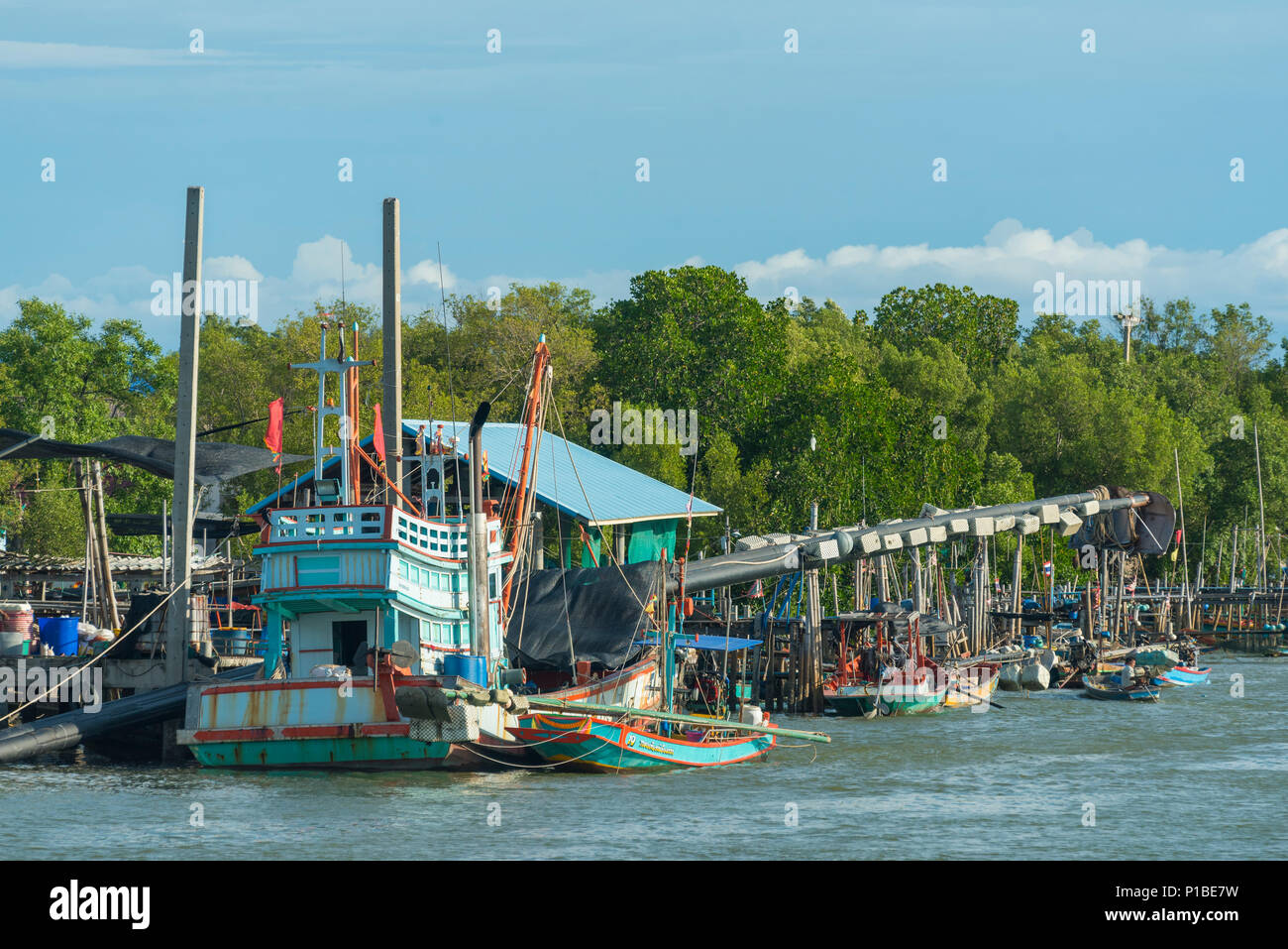 Samutsakhon, Thailand-October 11, 2017: la pesca costiera imbarcazioni nella zona marittima di ​​Thailand. in Samutsakhon, Thailandia Foto Stock