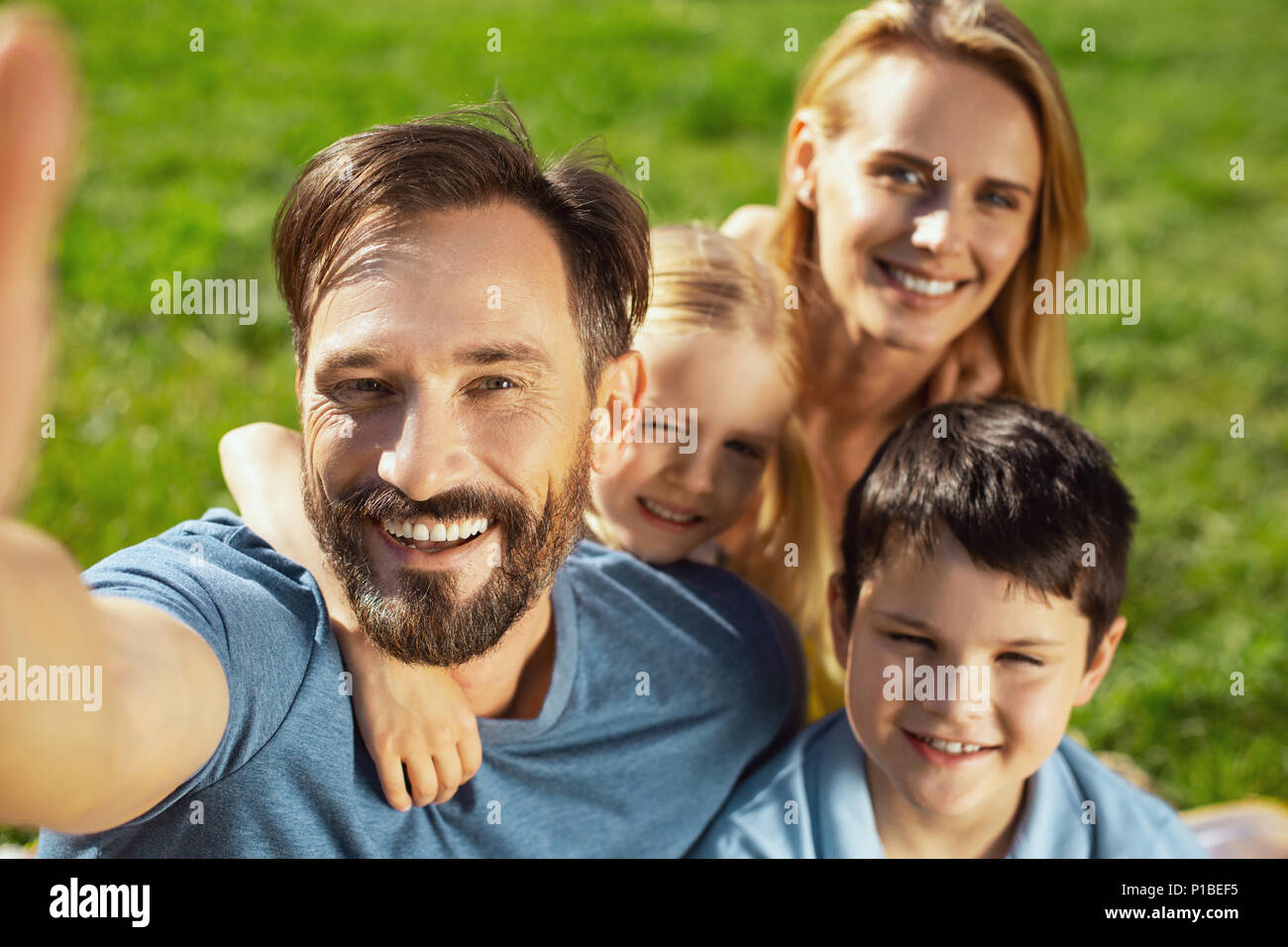 Ispirato padre tenendo selfies con la sua famiglia Foto Stock
