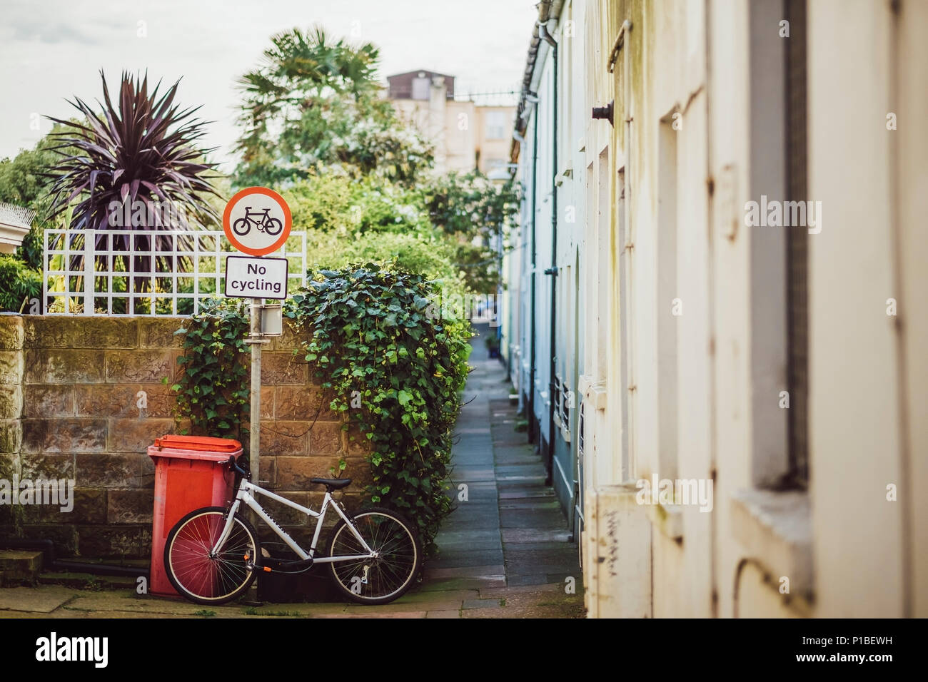 Noleggio si appoggia sul segno bike proibita, Brighton, Inghilterra Foto Stock