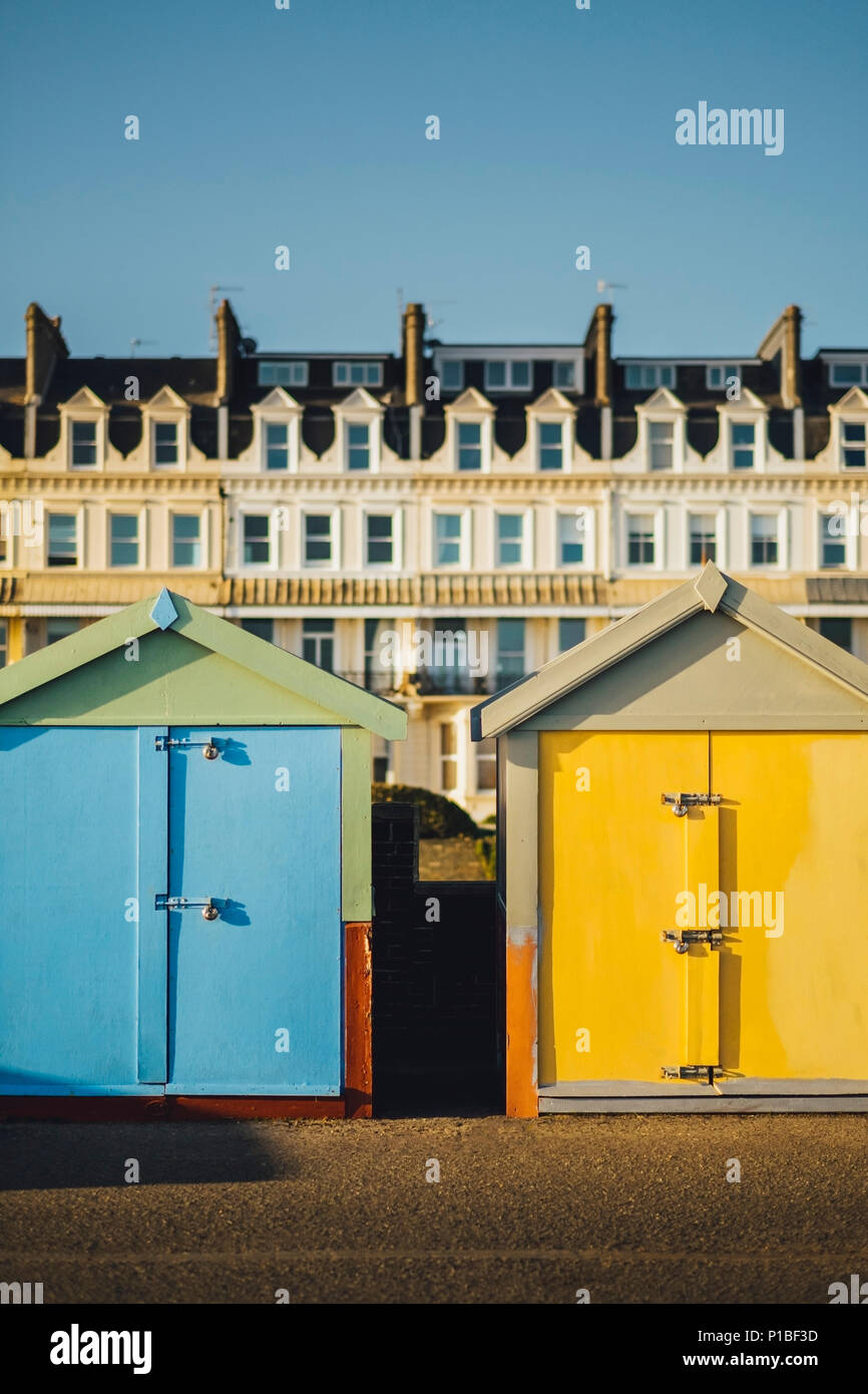 Colorato beach cottages presso la spiaggia di Brighton, Brighton, Inghilterra Foto Stock