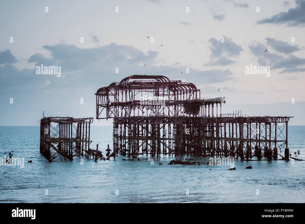 Bruciò Molo Ovest dal mare, Brighton, Inghilterra Foto Stock