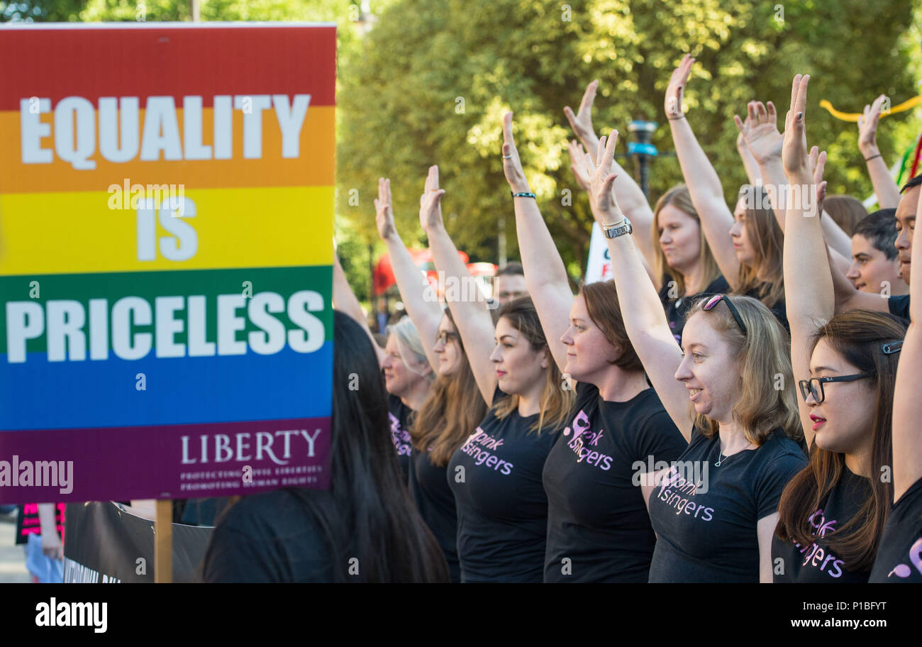 Un super coro LGBT di 100 forti cantava fuori dal Parlamento prima di una serie di voti della legge di ritiro dell'UE. Foto Stock