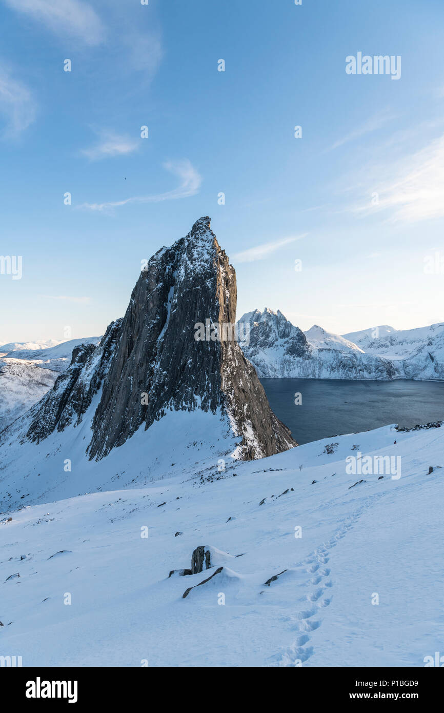 Segla montagna, Oyfjord, Mefjord, Senja, Norvegia Foto Stock