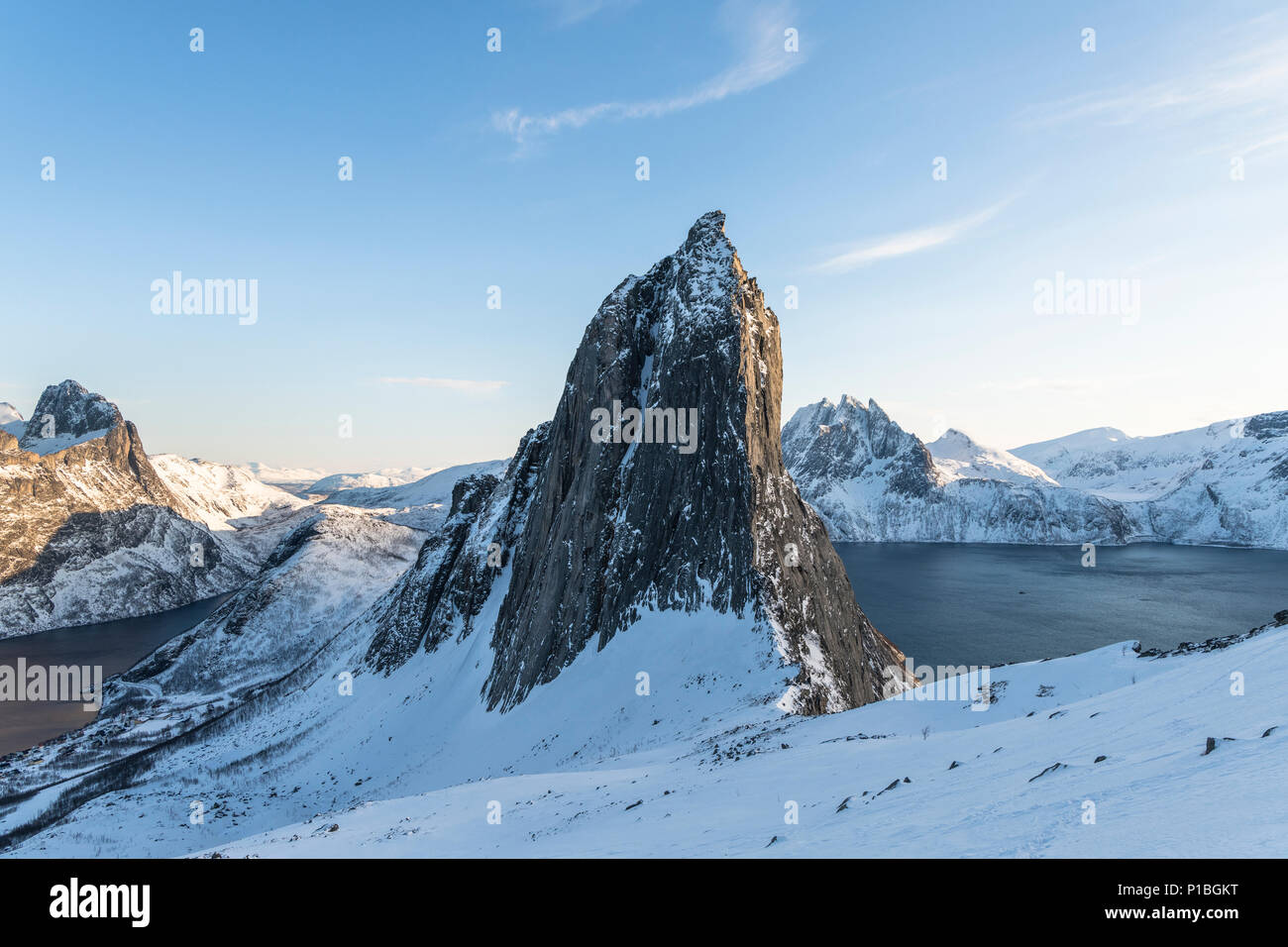 Segla montagna, Oyfjord, Mefjord, Senja, Norvegia Foto Stock