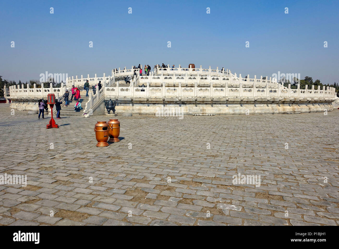 Pechino, Cina - MARZO 14, 2016: i turisti che visitano il Tumulo Circolare altare presso il Tempio del Cielo complesso. Foto Stock