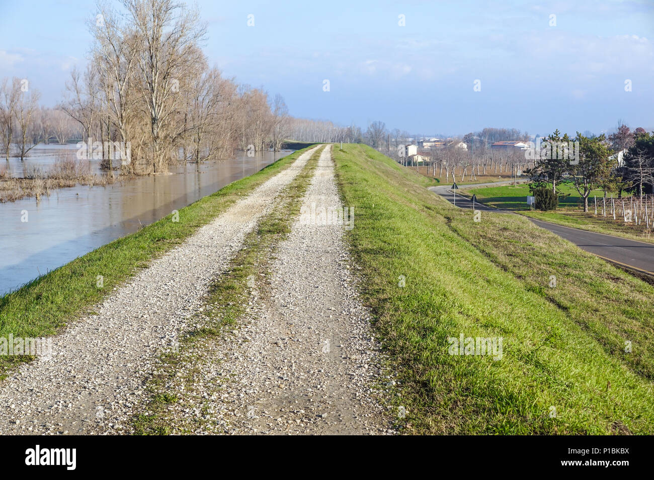 Fiume inondate durante la stagione delle piogge in tropichi. Panorama del fiume bocca. Panoramica, vista aerea. Sporchi, fangoso argine del fiume Foto Stock