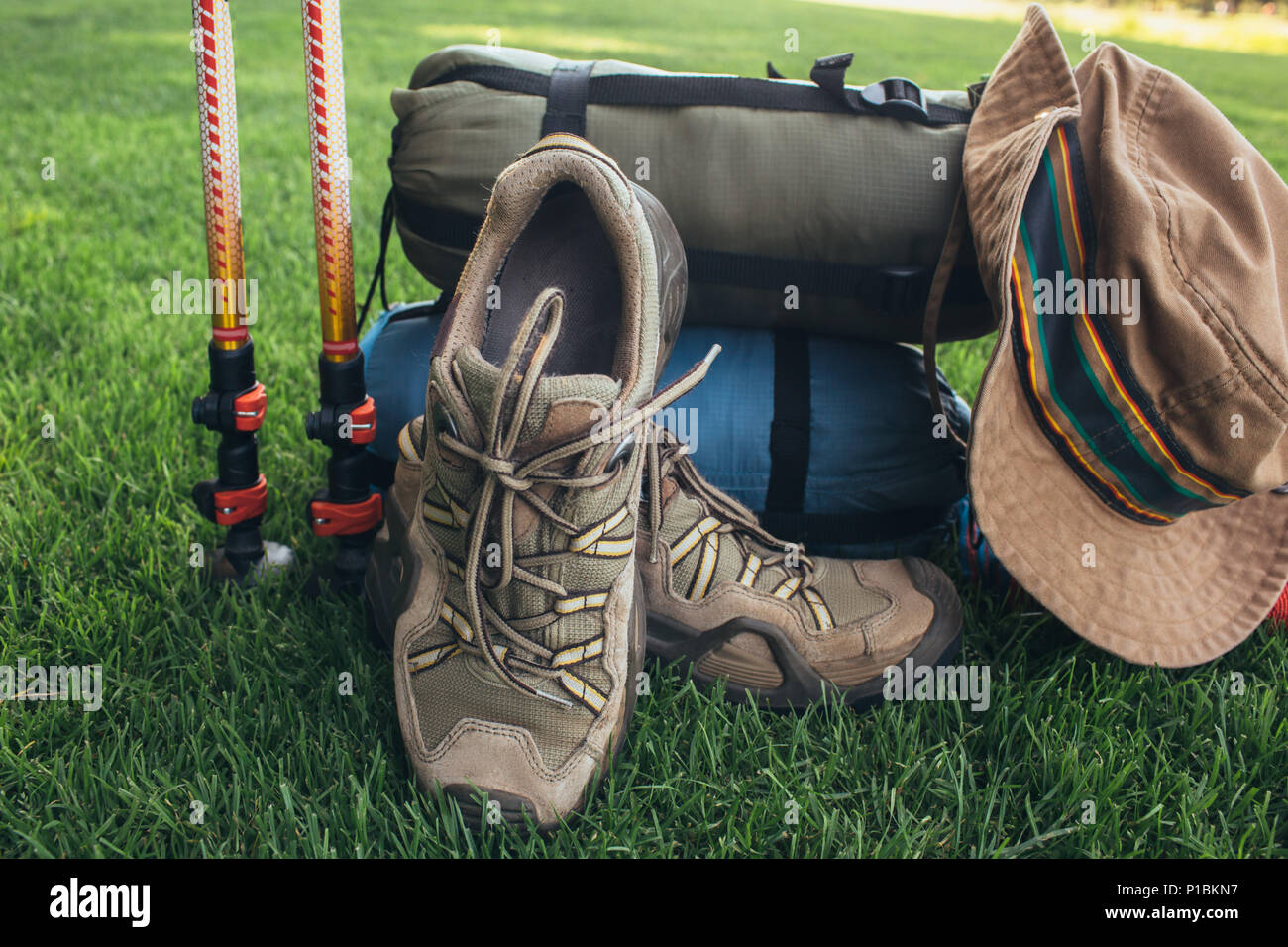 Set per backpacker, sull'erba verde Foto Stock