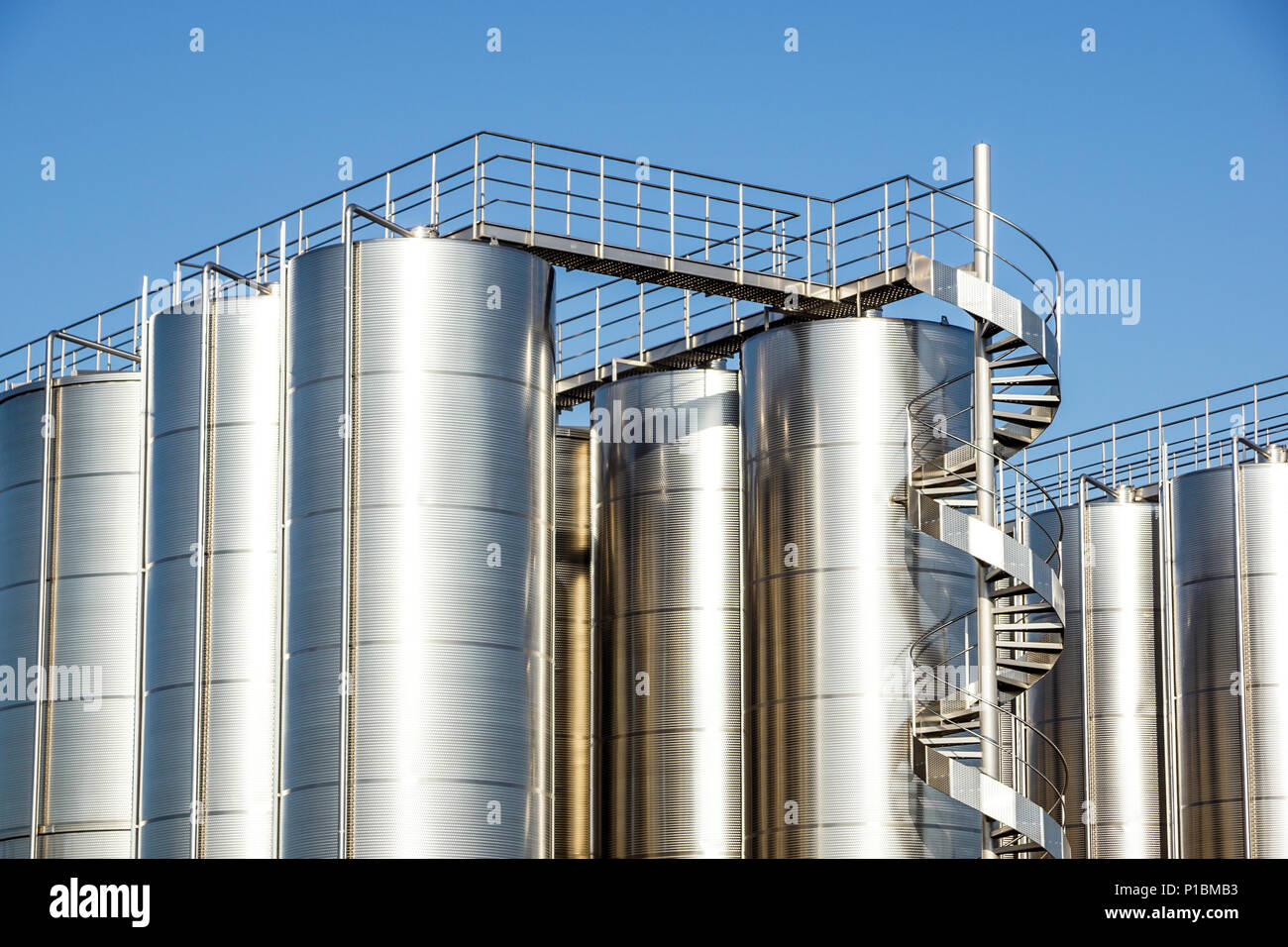 Argento silos di vino con cielo blu in background Foto Stock