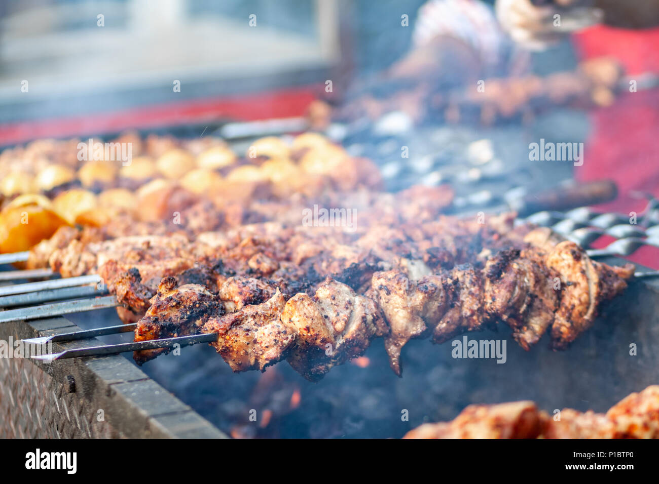 Gustosa shish kebab il processo di cottura. Carne alla griglia Foto Stock