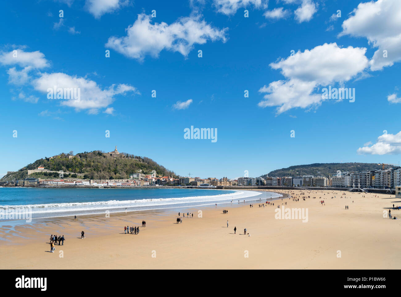 San Sebastian spiaggia. Playa de la Concha guardando verso il Casco Viejo e Monte Urgell, San Sebastian, Paesi Baschi Foto Stock
