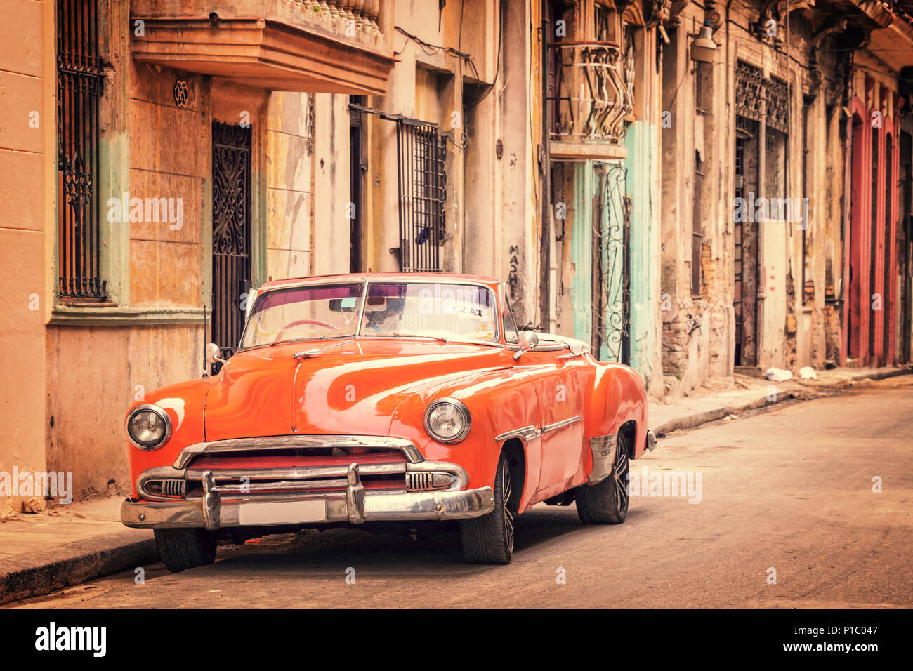 Classic Vintage americano auto in una strada vecchia Havana, Cuba Foto Stock