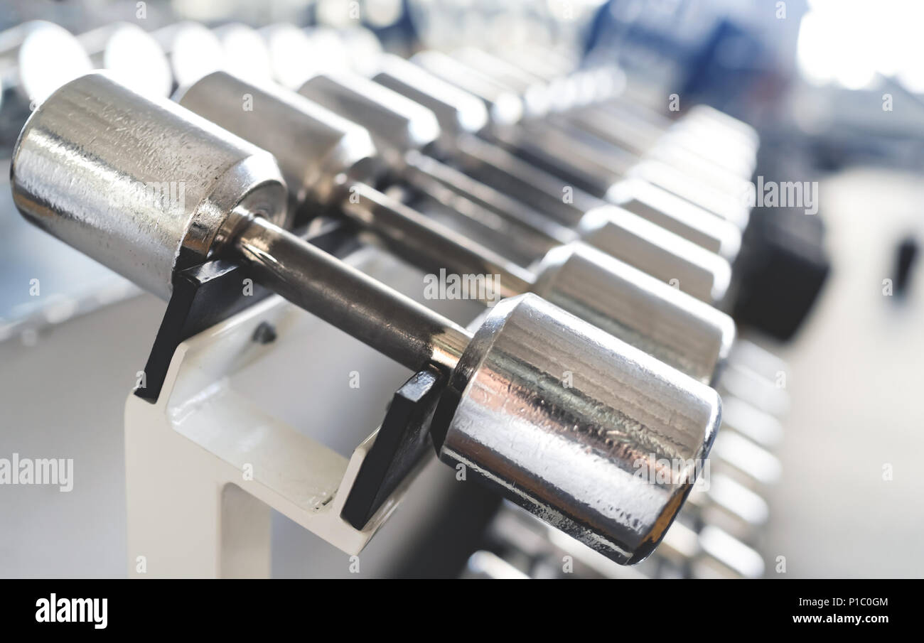 Le righe dei pesi nella palestra con altissimo contrasto luce Foto Stock