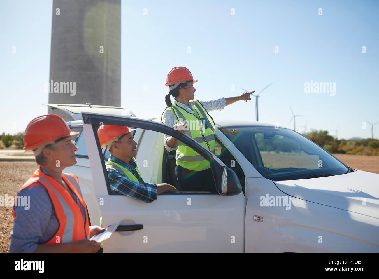Ingegneri a carrello a sunny turbina eolica impianto di alimentazione Foto Stock