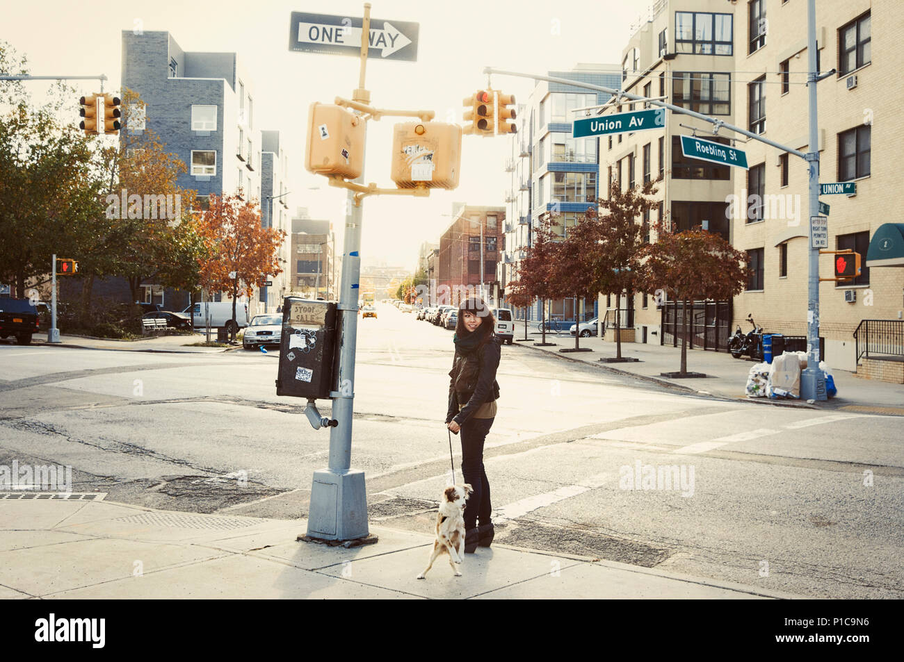 Una donna e il suo cane di Williamsburg Brooklyn. Foto Stock