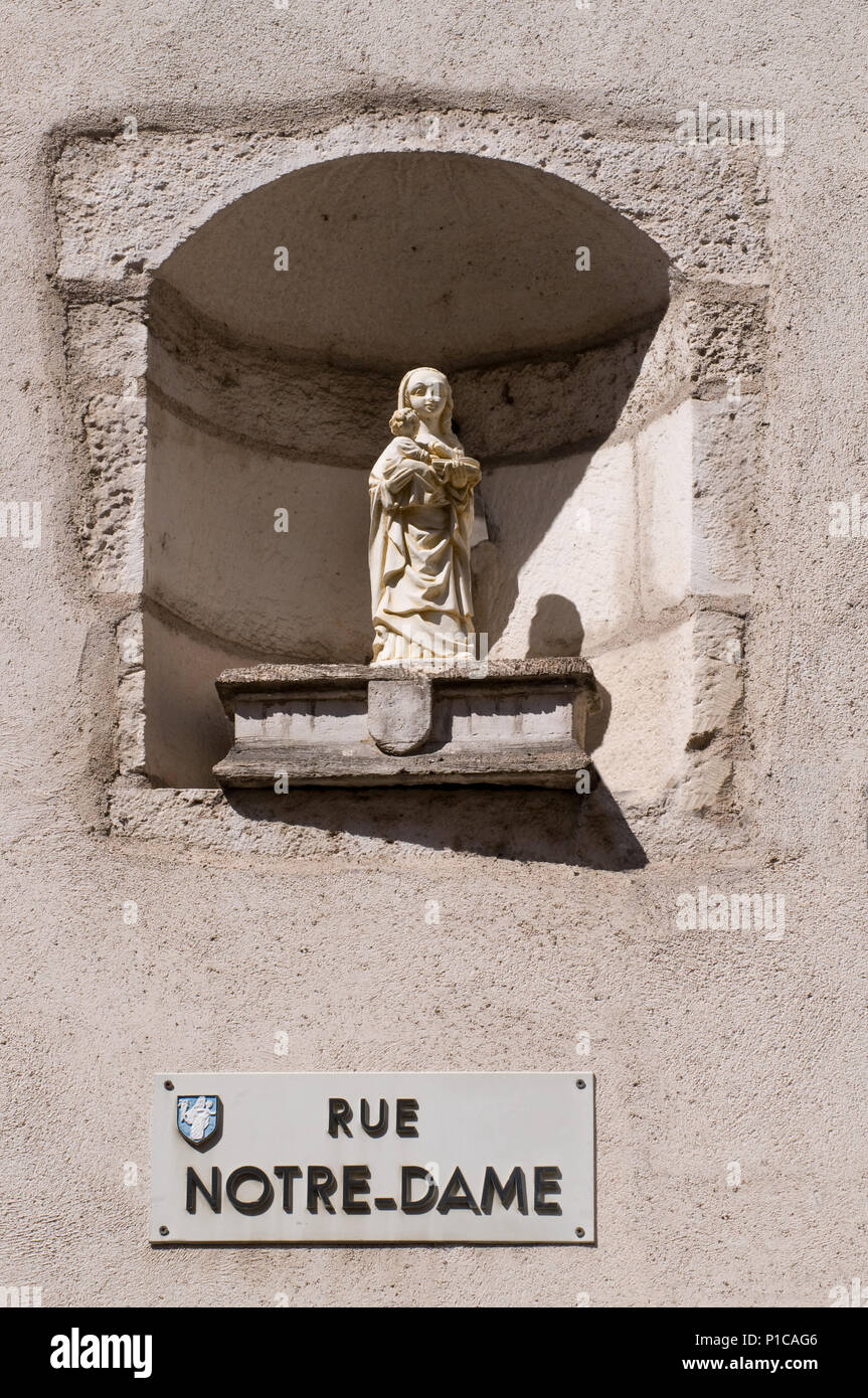 Piccola statua della Vergine Maria in una nicchia nella parete della rue Notre Dame all'angolo con Rue Marey Beaune Borgogna Francia Foto Stock