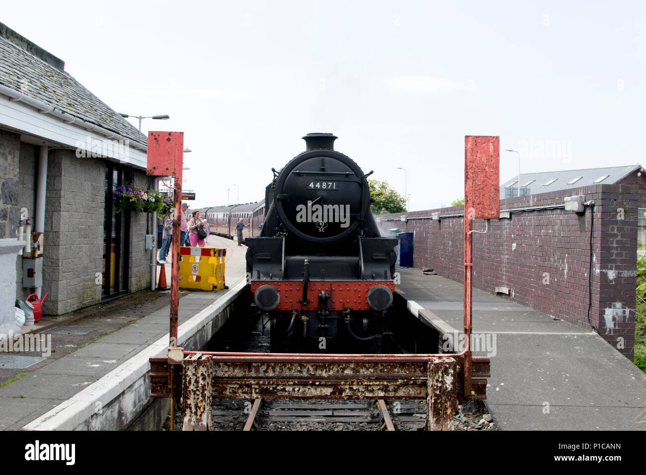 LMS Stanier Class 5 4-6-0 n. 44871, conservato il British locomotiva a vapore, visto sul West Highland Line a Mallaig stazione in Scozia. Foto Stock