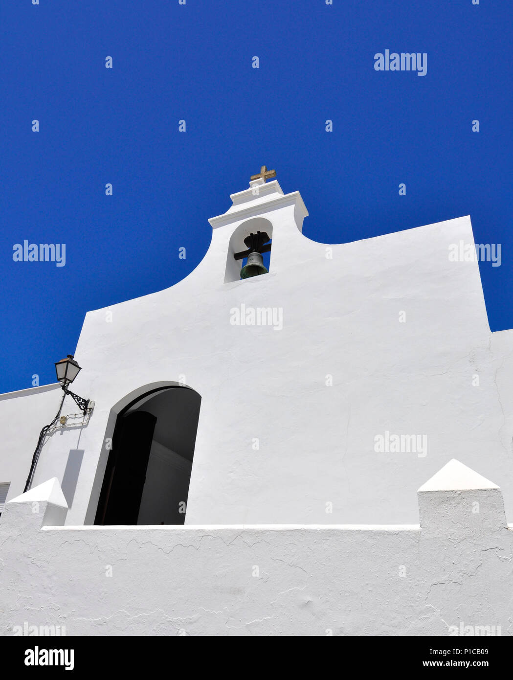 Un dipinto di bianco facciata della chiesa a Conil de la Frontera, Andalusia, Spagna Foto Stock