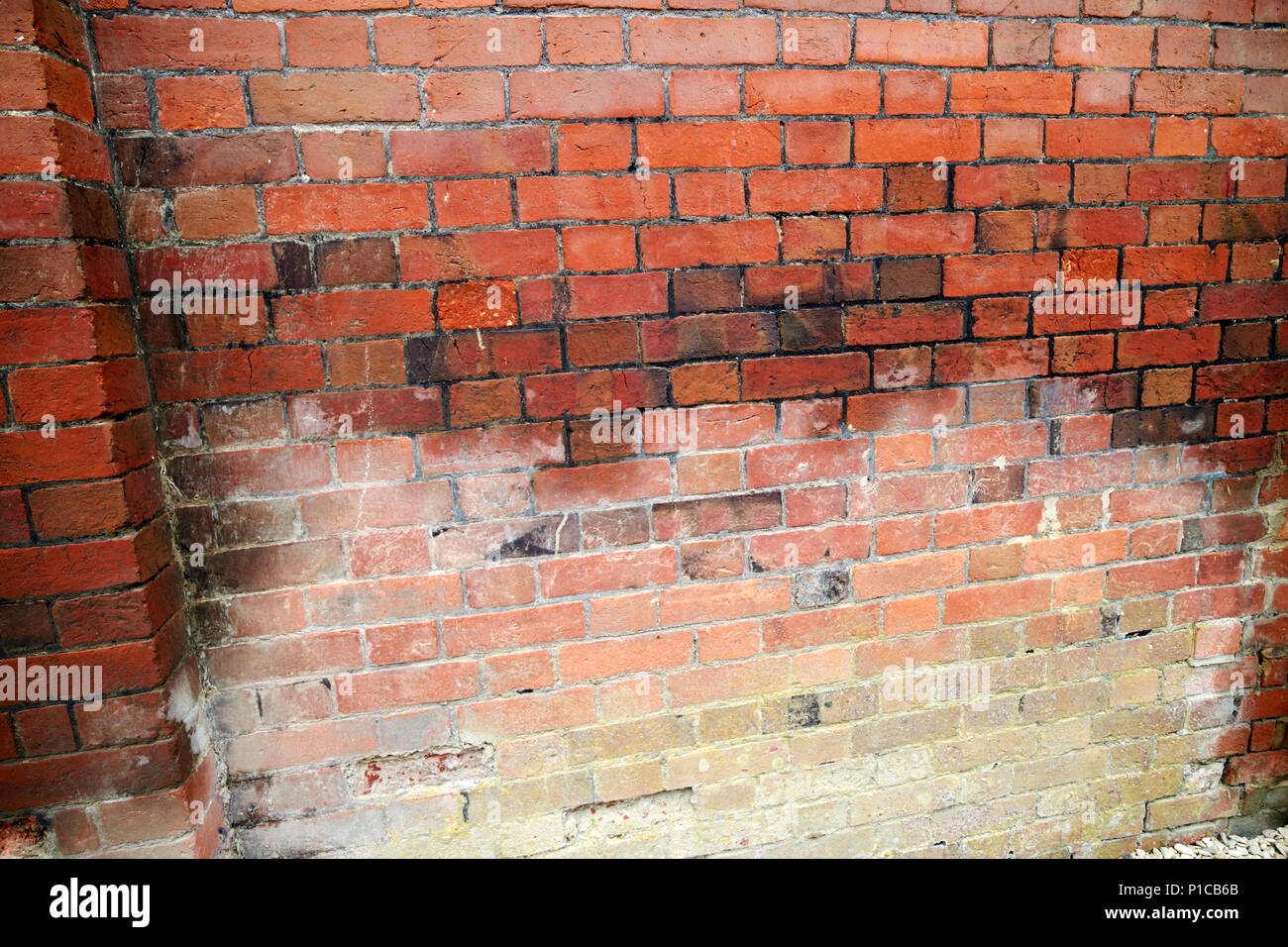 I danni causati dall'acqua le linee di efflorescenza di mattoni nel vecchio edificio storico costruito su un flusso di Avebury Wiltshire, Inghilterra Regno Unito Foto Stock