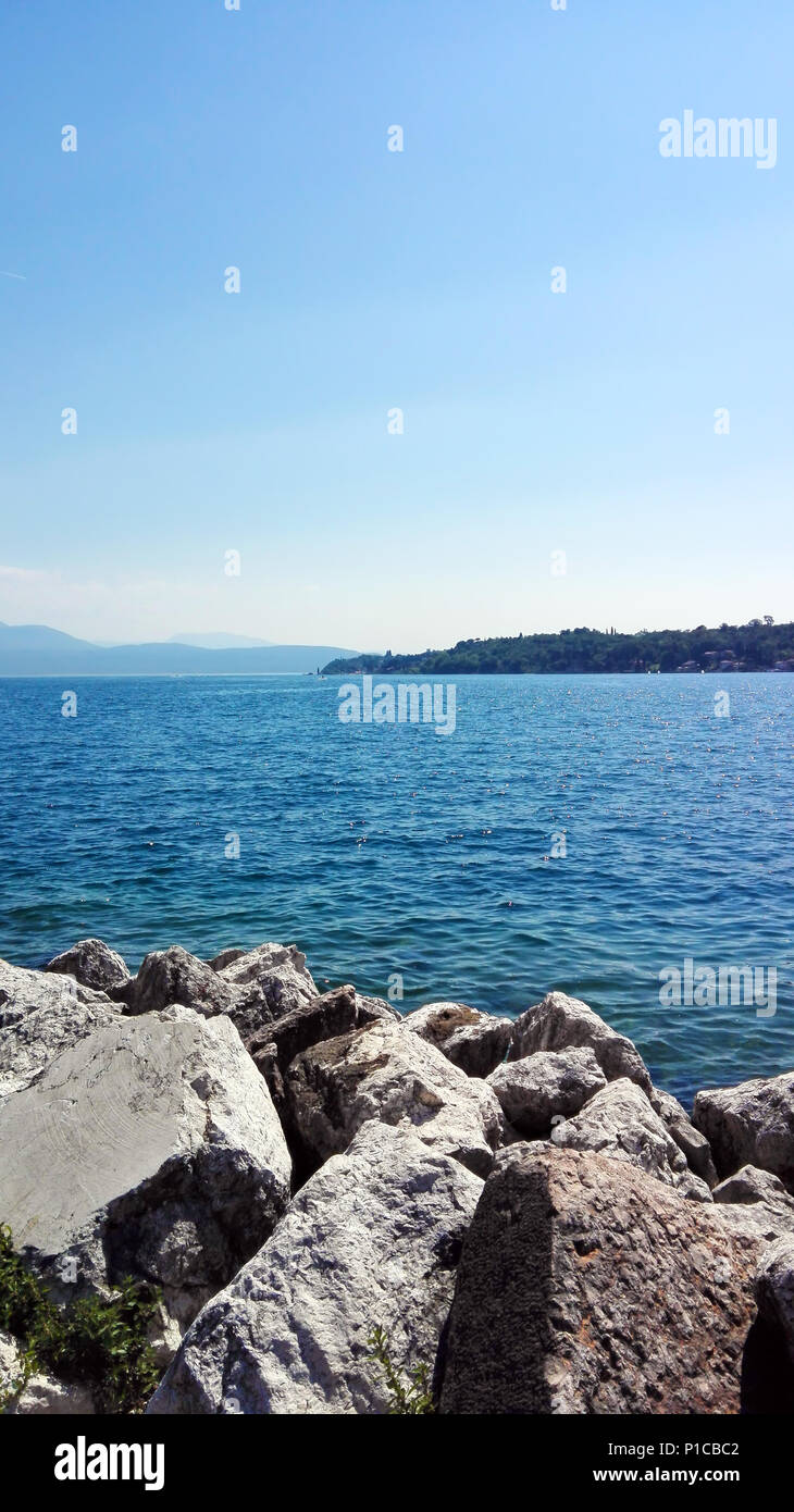 Una Vista Sul Lago Di Garda Dalla Spiaggia Rocce Bianche In
