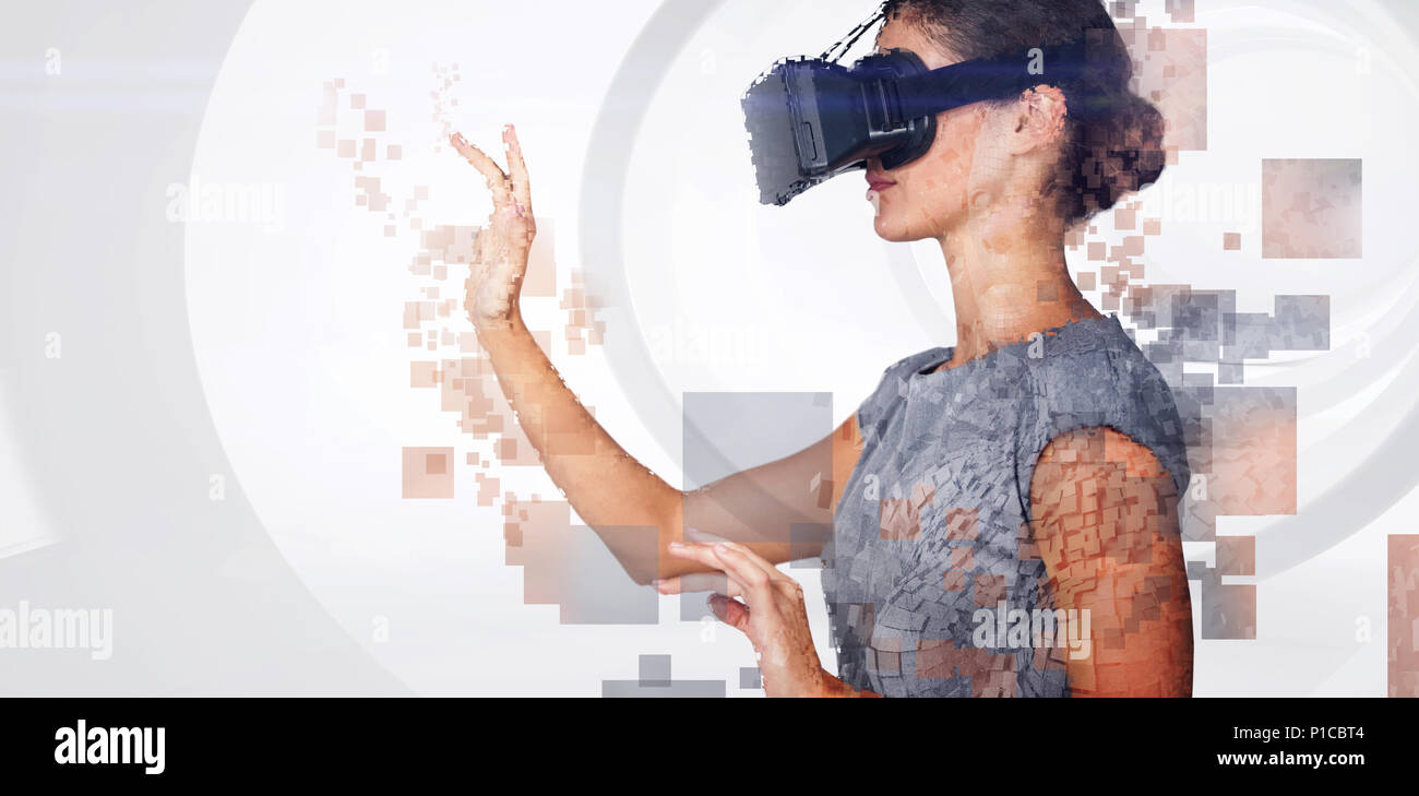 Immagine composita di compositing digitale di una donna toccando schermo Foto Stock