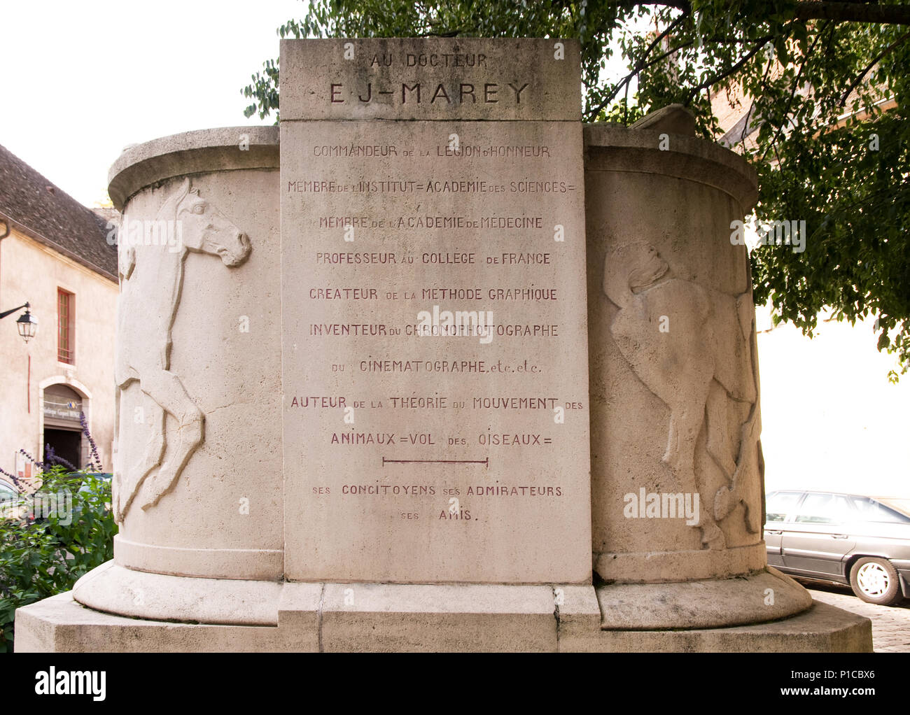 Iscrizione sulla statua commemorativa di Marey Étienne-Jules scienziato francese e fisiologo chronophotographer in Beaune Borgogna Francia Foto Stock