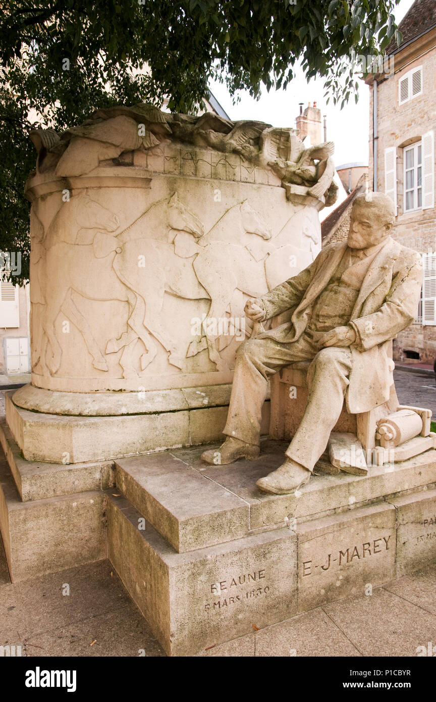 Memorial statua a Étienne-Jules Marey scienziato francese e fisiologo chronophotographer in Beaune Borgogna Francia statua commemorativa E J MAREY SCIEN Foto Stock