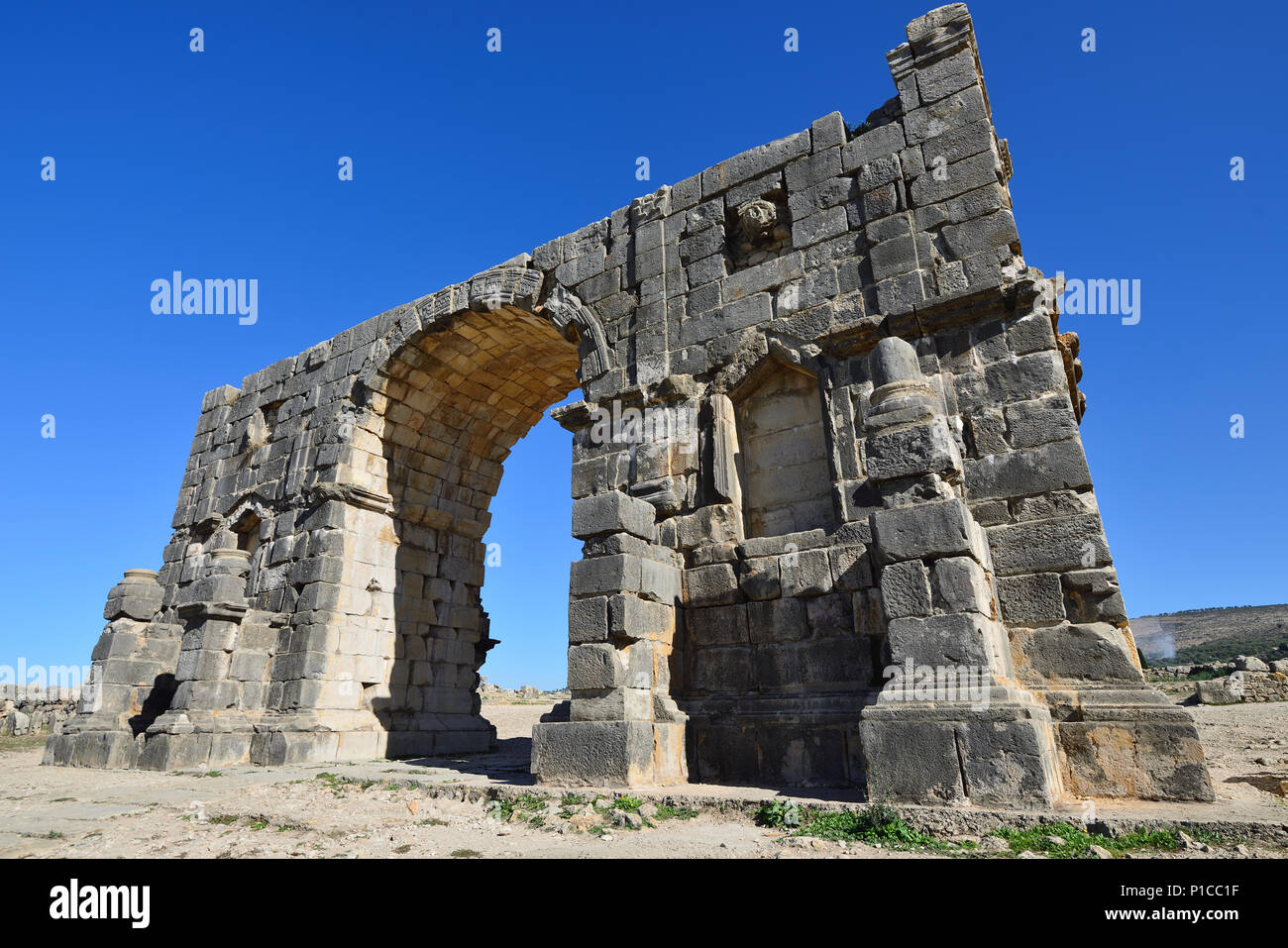 VOLUBILIS, Marocco - 29 novembre 2015: ampio complesso di rovine della città romana Volubilis - di antica città capitale della Mauritania nel centrale p Foto Stock