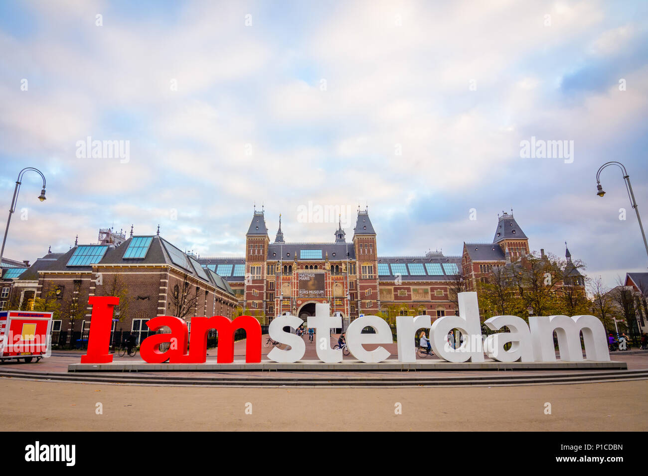 Mi segno di amsterdam situato sul retro del Rijksmuseum (Nazionale Museo di Stato), un'icona della città e la famosa attrazione turistica di Amsterdam il Museumplein in Foto Stock