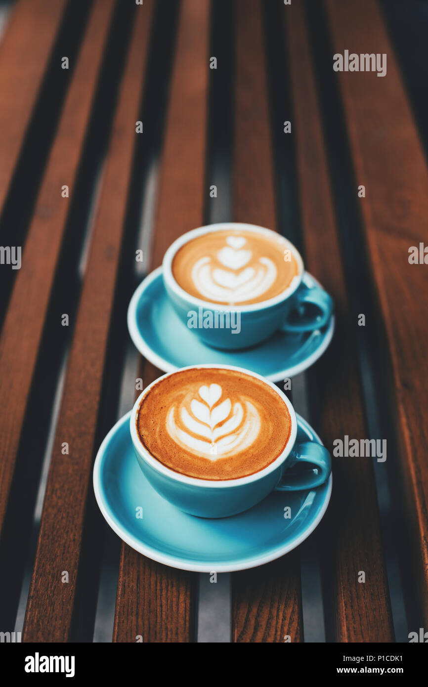 Due tazze di cappuccino con latte art Foto stock - Alamy