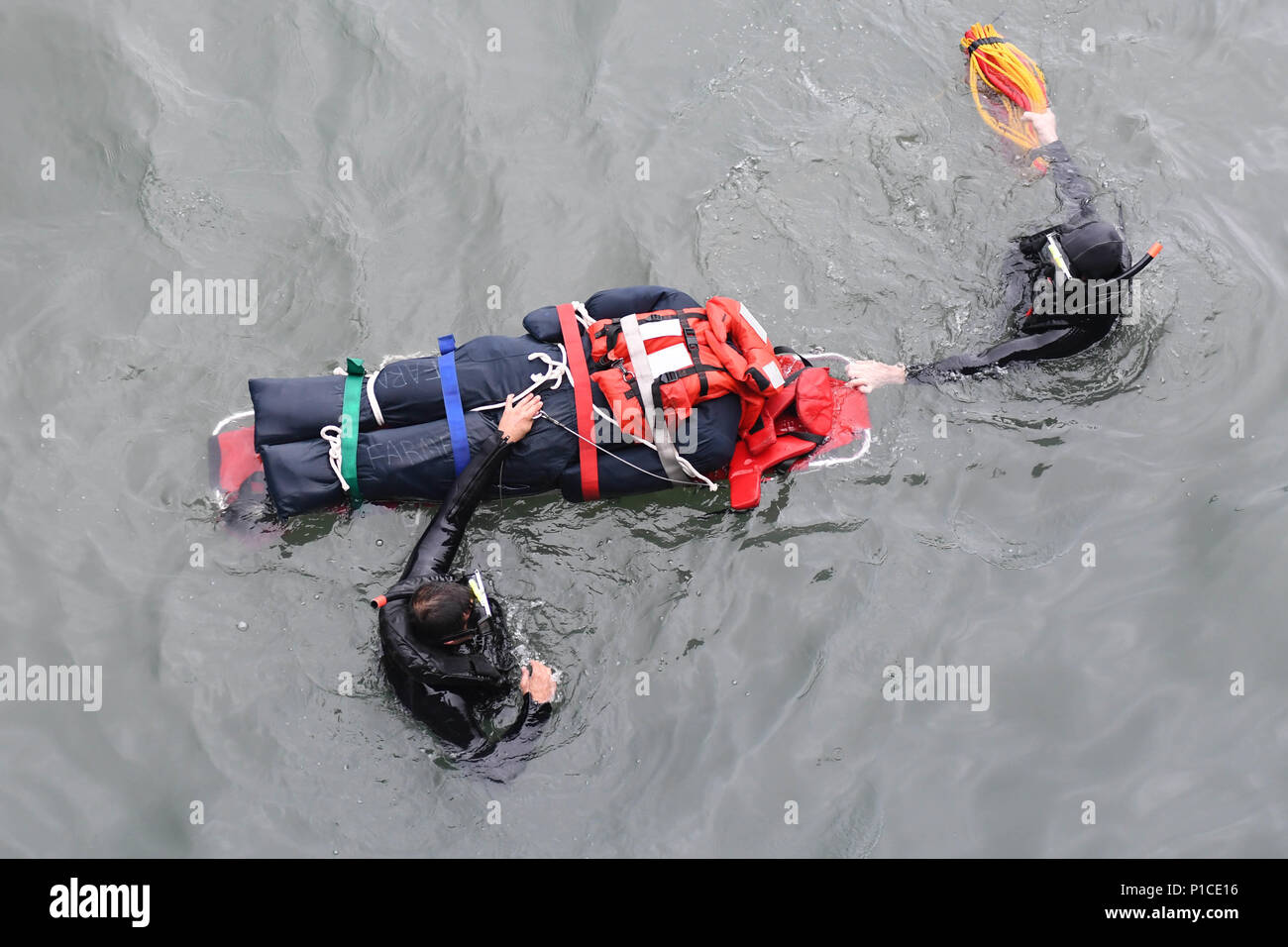 161014-N-JI086-080 - BATUMI, Georgia (ott. 14, 2016) militari di comando Sealift marinai Utility motore Arthur Morrison, a sinistra e in grado Seaman Matthew Kandell, assegnato per gli Stati Uniti 6 comando della flotta e la nave di controllo USS Mount Whitney (LCC 20), eseguire una ricerca e salvataggio esercitazione nel porto di Batumi, Ottobre 14, 2016. Il Monte Whitney è condurre operazioni navali negli Stati Uniti Sesta flotta area di operazioni per impegnarsi con i principali alleati e partner nella regione. (U.S. Foto di Marina con marinaio Ford Williams/rilasciato) Foto Stock