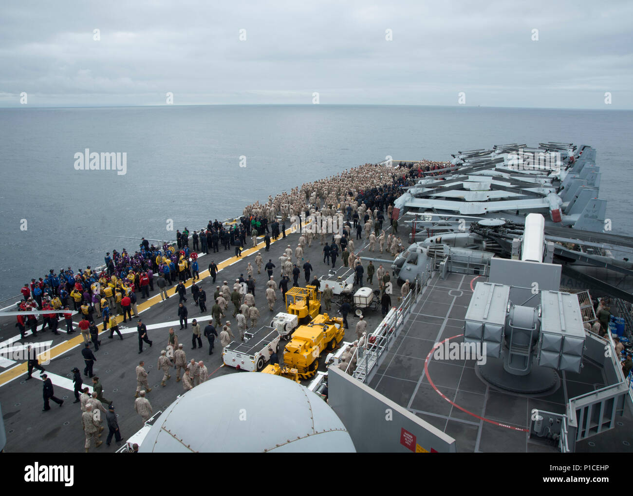 Oceano Pacifico (15 ottobre 2016) - i marinai e Marines condurre un'esercitazione di abbandono nave a bordo di un assalto anfibio nave USS Makin Island (LHD 8). Makin Island, il prodotto di punta della Makin Island pronta anfibio gruppo, viene distribuito con la XI Marine Expeditionary Unit a sostegno della Marina la strategia marittima NEGLI STATI UNITI 3a, 5a e la 7a flotta aree di responsabilità. (U.S. Foto di Marina con marinaio Devin M. Langer) Foto Stock