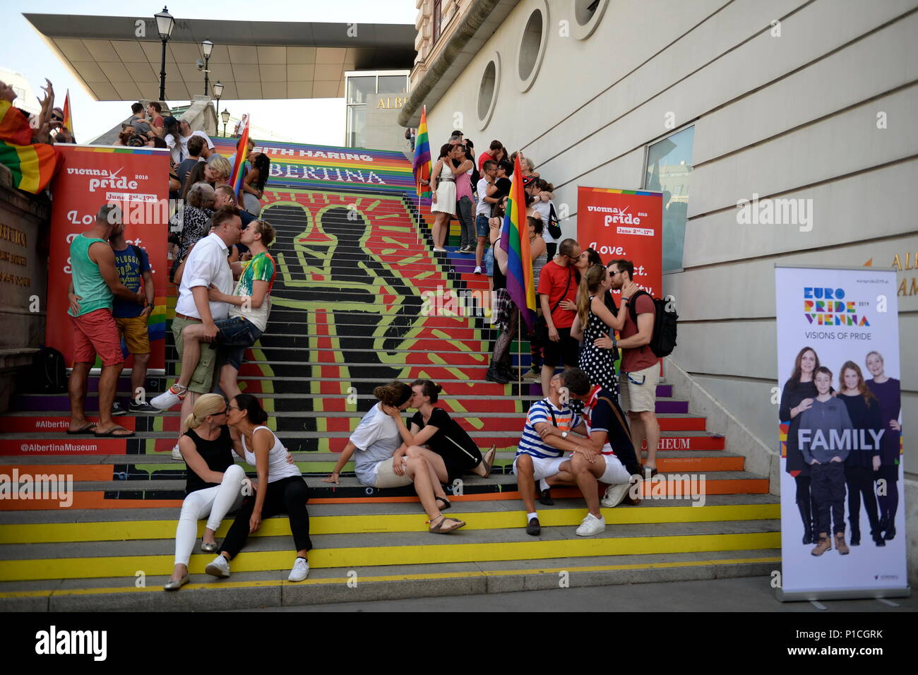 Vienna, Austria, Giugno, XI 2018. Kissing Flashmob a Vienna durante il mese di orgoglio all'Albertina scale nella parte anteriore della galleria dove il Keith Haring exhibition si svolge dalla metà di marzo fino alla fine di giugno. Credito: Franz Perc / Alamy Live News Foto Stock