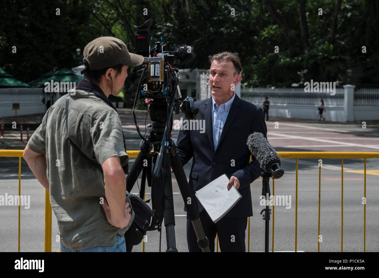 Singapore. 11 giugno 2018. In scorching 34 gradi, i media internazionali preparare per la partenza del Presidente USA Turmp dal Singapore Istana. Lo storico incontro tra Stati Uniti Presidente Donald Trump e leader della Corea del nord Kim Jong-ONU è stata prevista per il mese di giugno 12 a Singapore come entrambi i leader sono arrivati nel sud-est asiatico città-stato di domenica prima del vertice del punto di riferimento. Credito: SOPA Immagini limitata/Alamy Live News Foto Stock