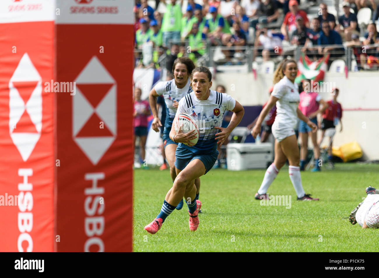 Parigi, Francia. Decimo Giugno, 2018. Francese Rugby Sevens player Fanny Horta contro l'Inghilterra durante i quarti di finale della HSBC donna serie Sevens in Parigi, Francia, il 9 giugno 2018. Credito: Daniel Derajinski/Alamy Live News Foto Stock